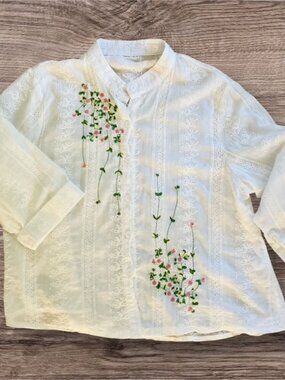Women's white eyelet embroidered button down blouse size Med